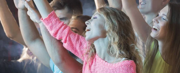 Kvinnan som sjunger under konserten — Stockfoto