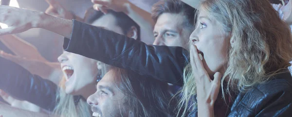 Gente disfrutando de su banda favorita — Foto de Stock