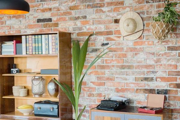 Perchero de madera y pared de ladrillo — Foto de Stock