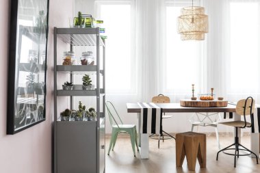 Yemek masası ile parlak alanı