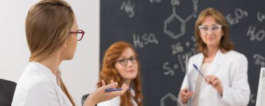 Üniversite öğrencileri laboratuvar kat olarak