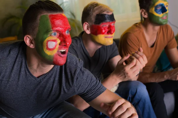 Emocionados aficionados al fútbol con caras de colores — Foto de Stock