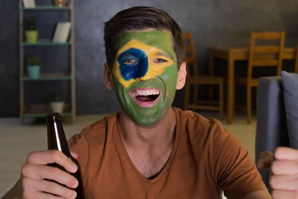 Hombre feliz con bandera pintada de Brasil —  Fotos de Stock