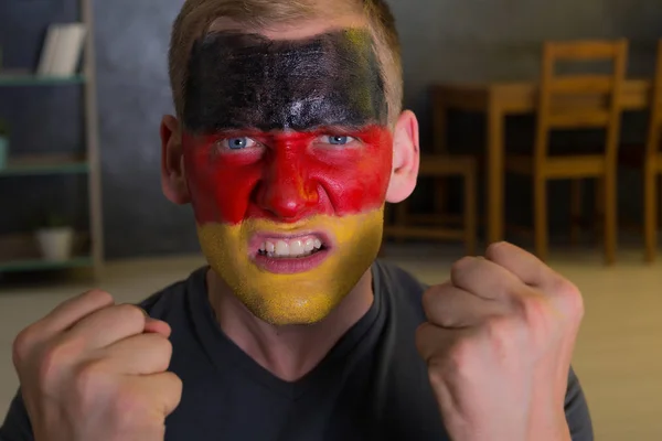 Naštvaný fanoušek s malovanými vlajka Německa — Stock fotografie