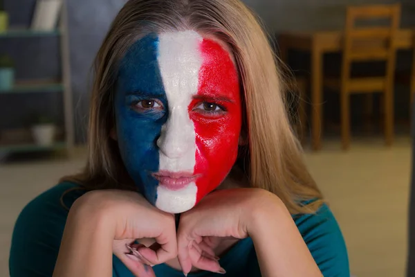 Mujer con bandera pintada de Francia — Foto de Stock