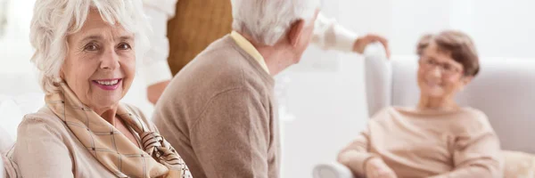 Senior vrouw in bejaardentehuis — Stockfoto