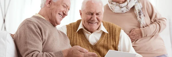 Amigos mayores usando una tableta — Foto de Stock