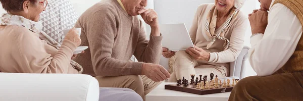Seniors jouer aux échecs — Photo