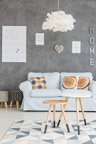 Sofa und Tische im Wohnzimmer — Stockfoto