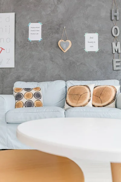 Tavoli e divano in soggiorno — Foto Stock