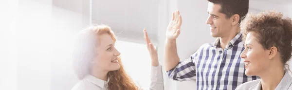 Coworkers dandosi un cinque a vicenda — Foto Stock