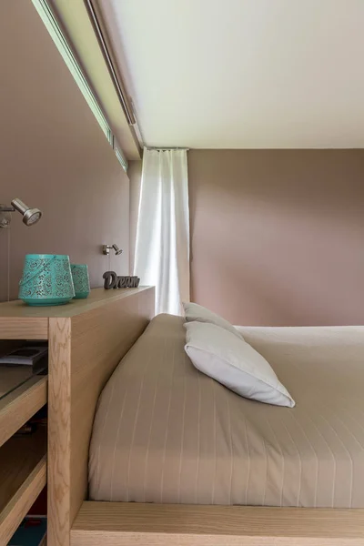 Элегантная минималистская спальня — стоковое фото