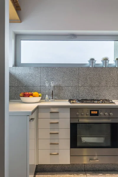 Интерьер гранитной плитки на простой кухне — стоковое фото
