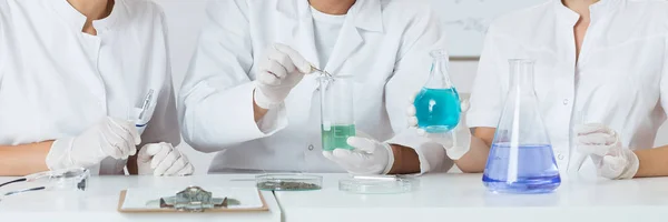 Medische studenten bezig met experiment — Stockfoto