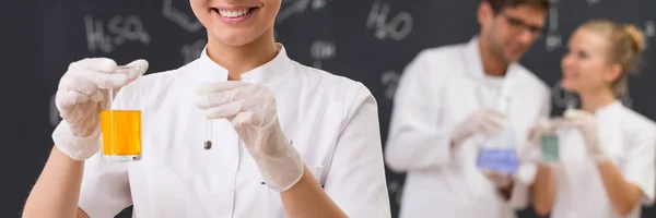 Wetenschapper kijken naar chemische buis — Stockfoto