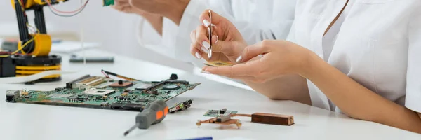 Estudiante trabajando con compotents robóticos — Foto de Stock