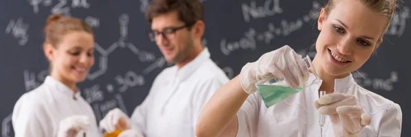 Gieten van vloeistof in de pipet — Stockfoto