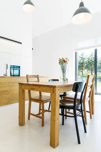 Hus invändigt med simpe trä möbler — Stockfoto