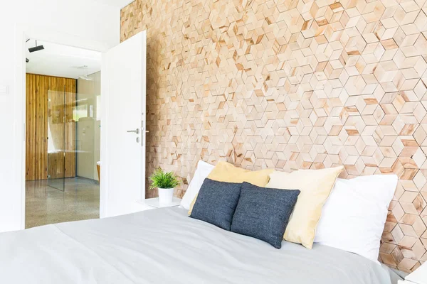 Schlafzimmer mit hölzerner Mosaikwand — Stockfoto