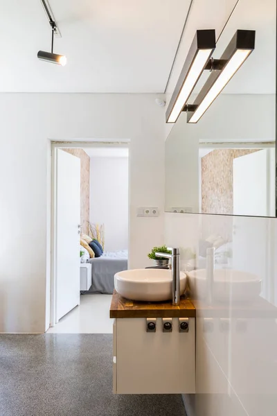 Alta lucentezza idea bagno bianco — Foto Stock