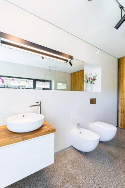 Biała łazienka z drewnianą szczegóły — Zdjęcie stockowe