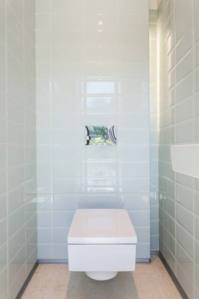 Высокий глянец туалет в современной ванной комнате — стоковое фото