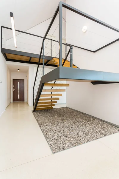 Ruime interieur met mezzanine trappen — Stockfoto