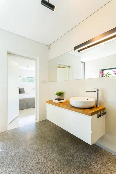Interior de baño minimalista con espejo — Foto de Stock