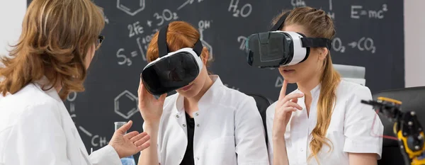 Estudantes usando óculos de realidade virtual interativos — Fotografia de Stock