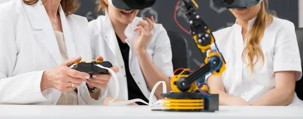 Estudantes usando robôs e óculos de realidade virtual — Fotografia de Stock