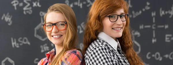 Δύο φοιτητές geeky με μαυροπίνακα — Φωτογραφία Αρχείου