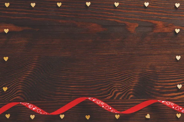 Деревянные сердца и лента — стоковое фото