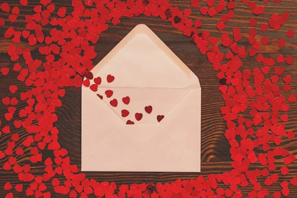 Kalp konfeti ile zarf — Stok fotoğraf