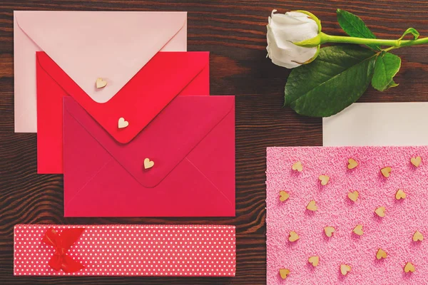 Valentines brieven en rose — Stockfoto