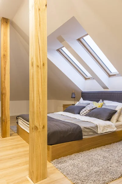 Camera da letto in soffitta — Foto Stock