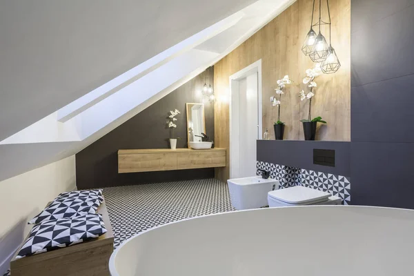 आधुनिकपणे डिझाइन केलेले अटिक स्नानगृह — स्टॉक फोटो, इमेज