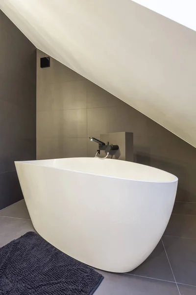 Moderne ovale Badewanne — Stockfoto