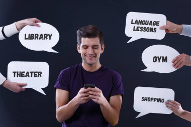 Akıllı telefon kullanan adam