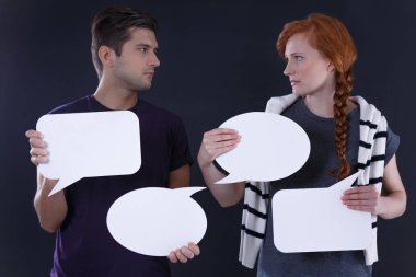 Çift holding boş konuşma balonları