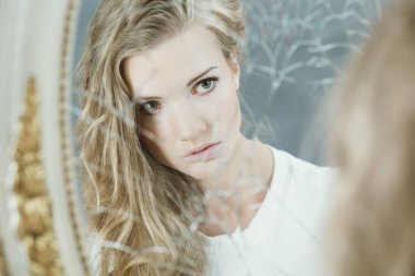 Güzel kız aynaya bakıyorum