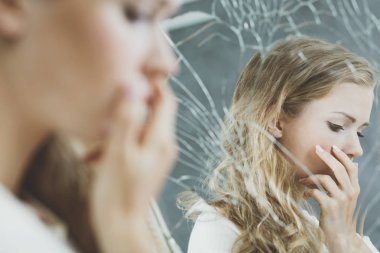 Kız ve kırık ayna