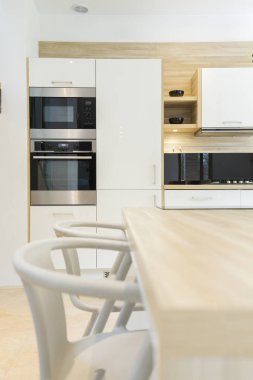 Yapılı-içinde fırın ile modern mutfak