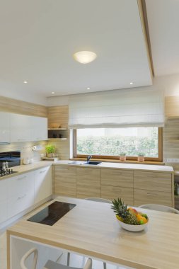 Modern mutfak pencere ile