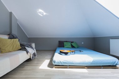 Genç müzisyen için modern yatak odası