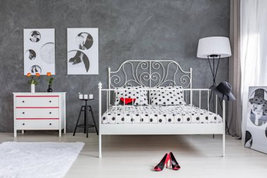 Gri ve beyaz yatak odası