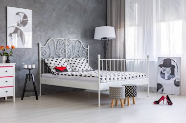 Kadının yatak odasında kadınsı aksesuarları