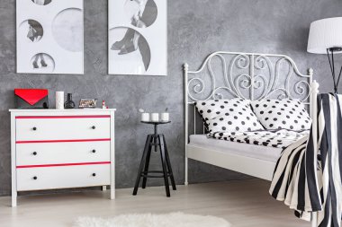 Gri, kırmızı ve beyaz yatak odası