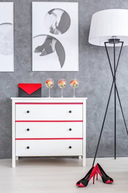 Kırmızı ve siyah aksesuarları yatak odasında