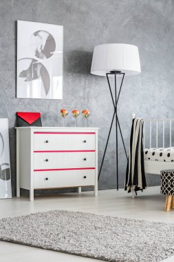 Gül bir komodin üzerinde