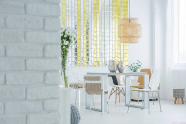 Tuğla duvar ile modern daire